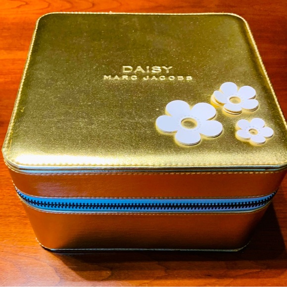 Marc Jacobs Daisy cosmetic travel bag shiny gold large deep zipped cubic box - Picture 1 of 7